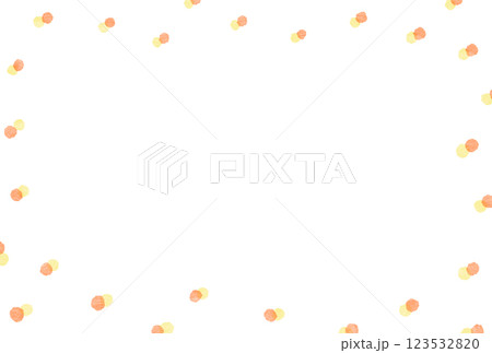 淡いオレンジと黄色の重なる水玉フレーム 123532820