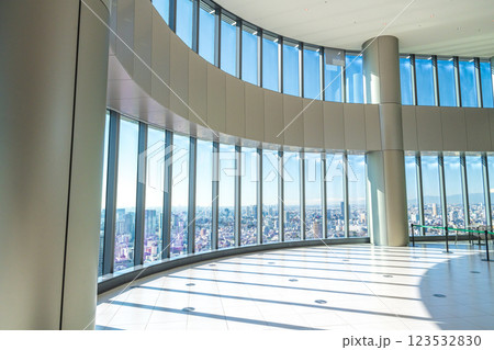 Azabudai, Minato City, Tokyo, January 30, 2025 : Azabudai Hills Located in the center of Tokyo, the Sky Lobby on the 33rd floor of the Mori JP Tower allows you to see the Tokyo Tower up close. 123532830