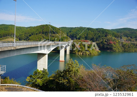 湖に架かる橋 123532961