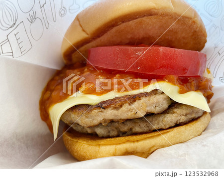 トマトチーズバーガー ジューシーなビーフバーガー トマトチーズバーガー ジューシーなビーフバーガー 123532968