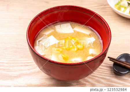 豆腐とコーンのみそ汁 123532984