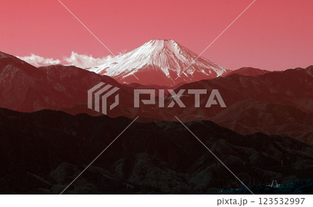 Mt.FUJI（高尾山頂上から見える富士山　view from Mt.Takao　）現代的赤富士 123532997