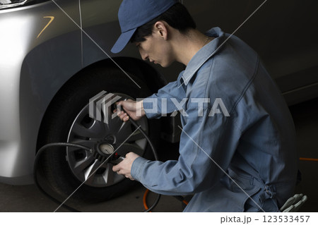 自動車の整備をする男性 自動車の整備をする男性 123533457