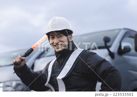 トラックの前で立つ作業員 123533501