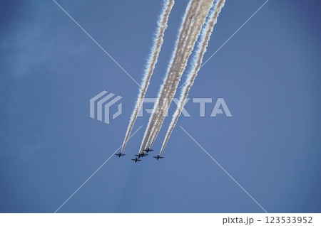 青空を飛ぶブルーインパルス 123533952