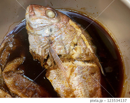 真鯛の煮付け 甘辛い醤油ベースの和食 真鯛の煮付け 甘辛い醤油ベースの和食 123534137
