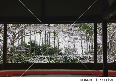 雪の降る日は京の庭園へ行こう。 雪の降る日は京の庭園へ行こう。 123534196