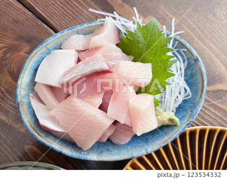 ブリ刺身の切り落とし 脂の乗った鰤の刺身 ブリ刺身の切り落とし 脂の乗った鰤の刺身 123534332
