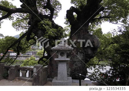 某神社の境内にある石灯籠 某神社の境内にある石灯籠 123534335