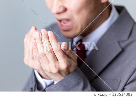 口臭をチェックするミドル男性ビジネスマン 123534392