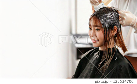 美容院でカラーリングする女性(AI生成画像) 美容院でカラーリングする女性(AI生成画像) 123534706