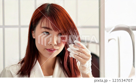 カラーリングする女性（AI生成画像） 123534707