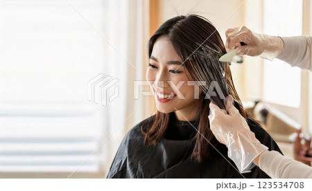 美容院でカラーリングする女性(AI生成画像) 美容院でカラーリングする女性(AI生成画像) 123534708