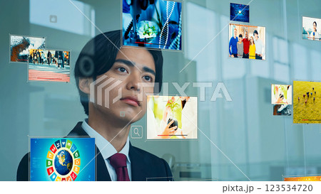 ガラスに映る映像を眺める男性 123534720