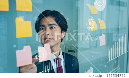 プランを練るビジネスマンと統計データイメージ プランを練るビジネスマンと統計データイメージ 123534721