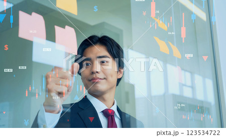 プランを練るビジネスマンと金融データイメージ プランを練るビジネスマンと金融データイメージ 123534722