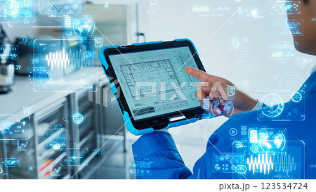 タブレットで検査をする作業員とデジタルデータイメージ 123534724