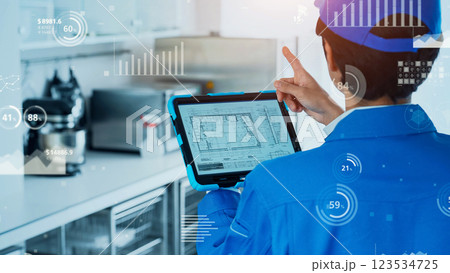 タブレットで検査をする作業員と統計データイメージ 123534725