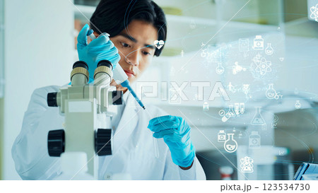 実験する研究者と科学技術イメージ 123534730