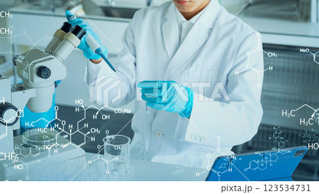 実験する研究者と分子構造イメージ 123534731