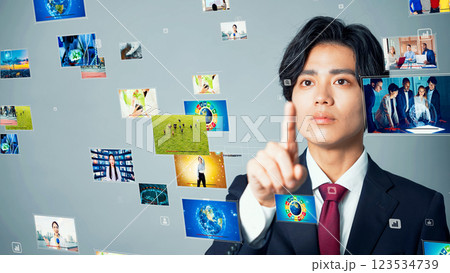 ホログラム映像を見る男性 ホログラム映像を見る男性 123534739