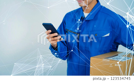 スマホを使う配達員と通信ネットワークイメージ 123534745