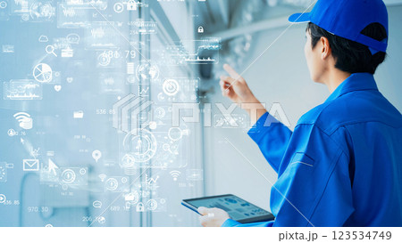 施設を点検する作業員とデジタルデータイメージ 施設を点検する作業員とデジタルデータイメージ 123534749