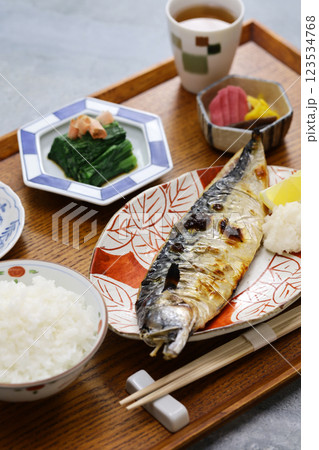 焼き魚定食、鯖の文化干し、一汁三菜 123534768