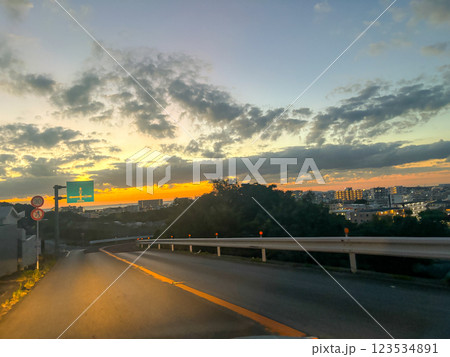夕焼けに染まる沖縄の地方道路 123534891
