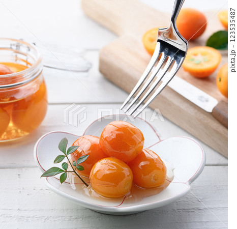 宮崎県産 きんかんの甘露煮 （ 白背景 ） 123535487