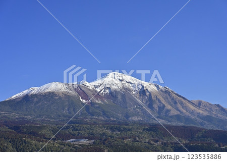 冬の高千穂牧場からの霧島連山 123535886