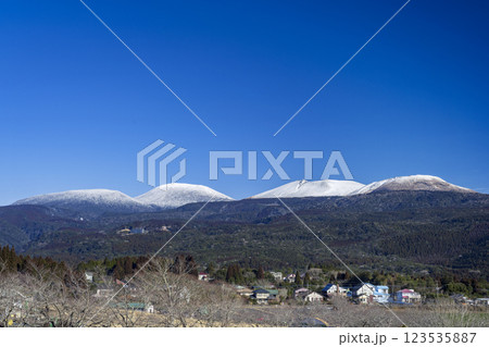 冬の高千穂牧場からの霧島連山 123535887