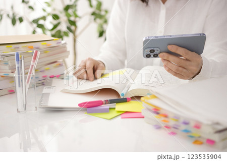 学習するミドル女性の手元 123535904