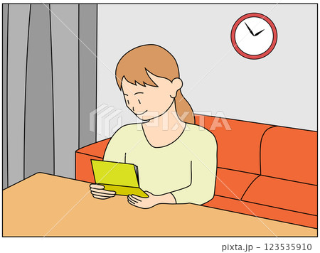 金利アップで利息が増えた通帳を見て喜ぶ若い女性 123535910