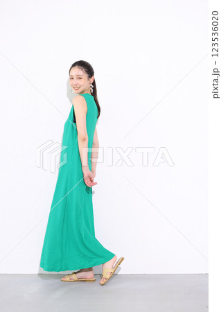 ひまわりの花束を持つ笑顔の女性 123536020