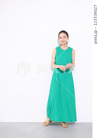 ひまわりの花束を持つ笑顔の女性 123536027