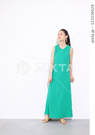 ひまわりの花束を持つ笑顔の女性 123536029