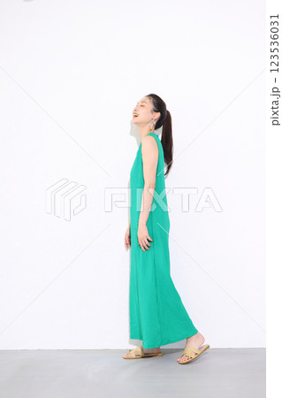 ひまわりの花束を持つ笑顔の女性 123536031