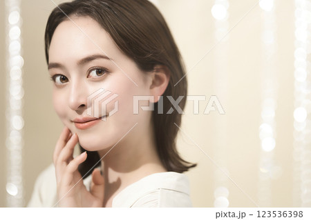 セミロングの若い女性のビューティイメージ 123536398