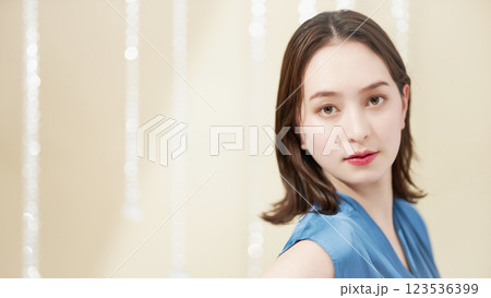 青いブラウスの若い女性 123536399