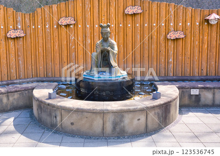 〈島根県〉玉造温泉　姫神広場の姫神像 123536745