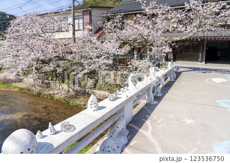 〈島根県〉春の玉造温泉　キラキラ橋 123536750