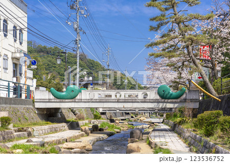 〈島根県〉春の玉造温泉　まがたま橋 123536752