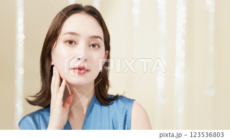 青いブラウスの若い女性 123536803