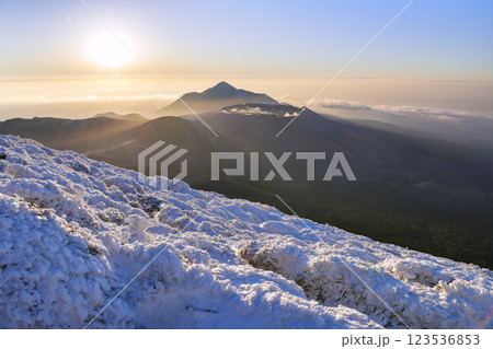 雪の霧島連山 123536853