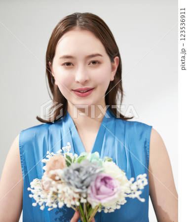 花束を持つ若い女性 123536911
