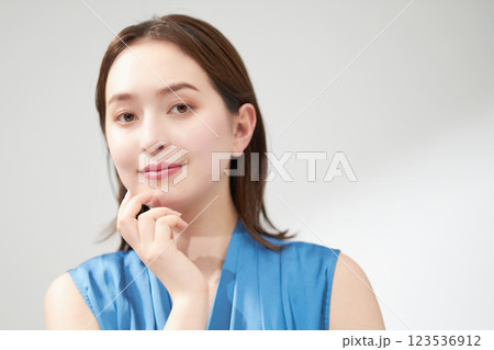 肌の綺麗な若い女性 123536912