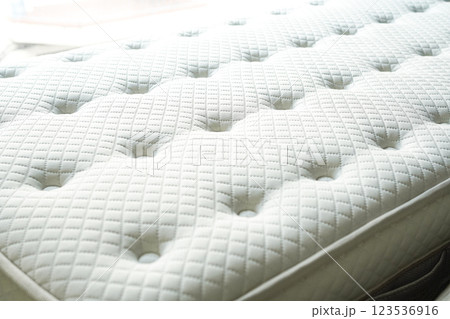 通気性と適度な硬さで快適な睡眠をサポートする洗練されたデザインのマットレス　クローズアップ 123536916