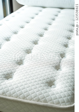 通気性と適度な硬さで快適な睡眠をサポートする洗練されたデザインのマットレス クローズアップ 通気性と適度な硬さで快適な睡眠をサポートする洗練されたデザインのマットレス クローズアップ 123536921