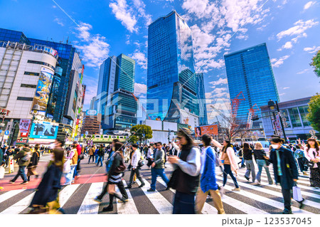 日本の東京都市景観 XEC株…“夏空“…賑わう渋谷。撲滅のマ姿がチラホラ…=2日※3日は一転して雪が 日本の東京都市景観 XEC株…“夏空“…賑わう渋谷。撲滅のマ姿がチラホラ…=2日※3日は一転して雪が 123537045